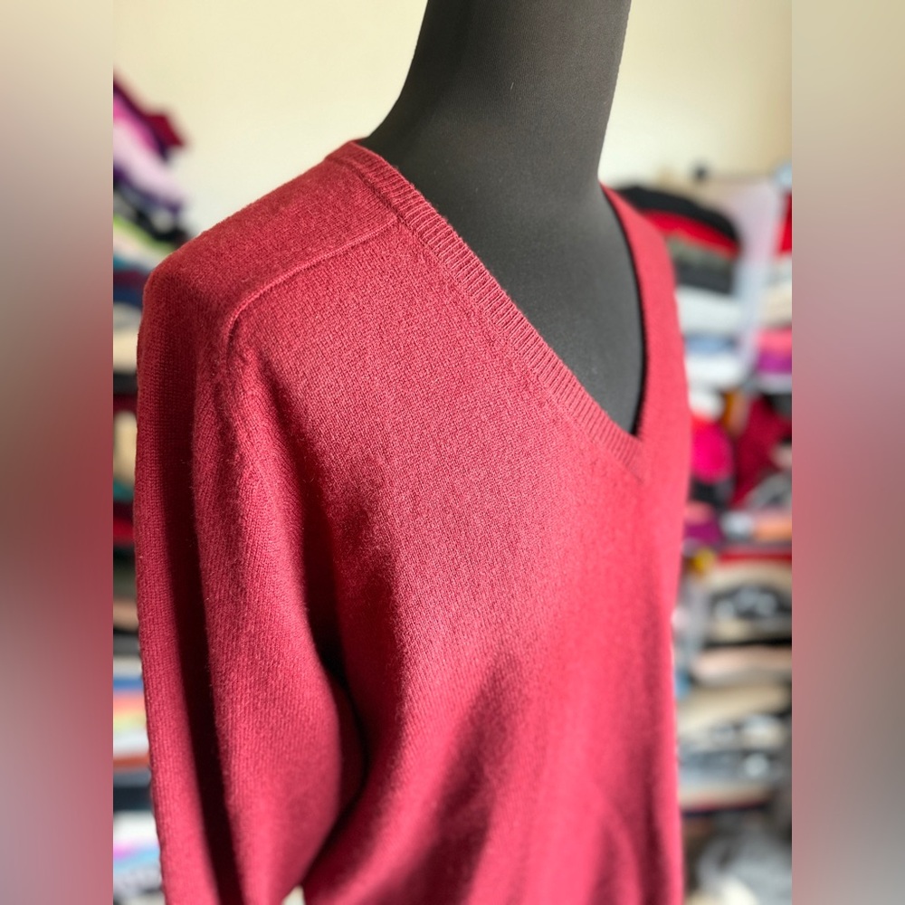 Elegant Maroon Red Cashmere V-Neck Sweater, CC Courtenay, L. Great Shape.